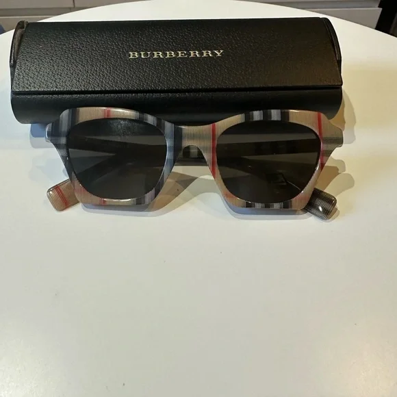 Burberry Vintage Check Square Frame Sunglasses, Excellent Condition - Picture 3 of 11